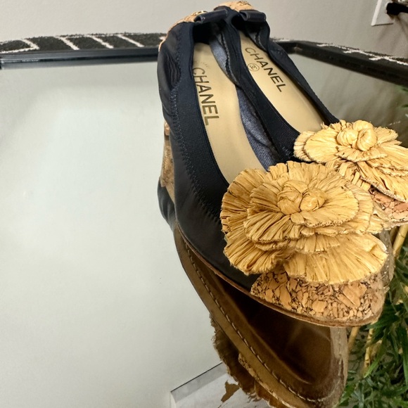CHANEL Blue Leather Straw Flower Cap Toe Cork Heels Pump Shoes  7 - Picture 3 of 8